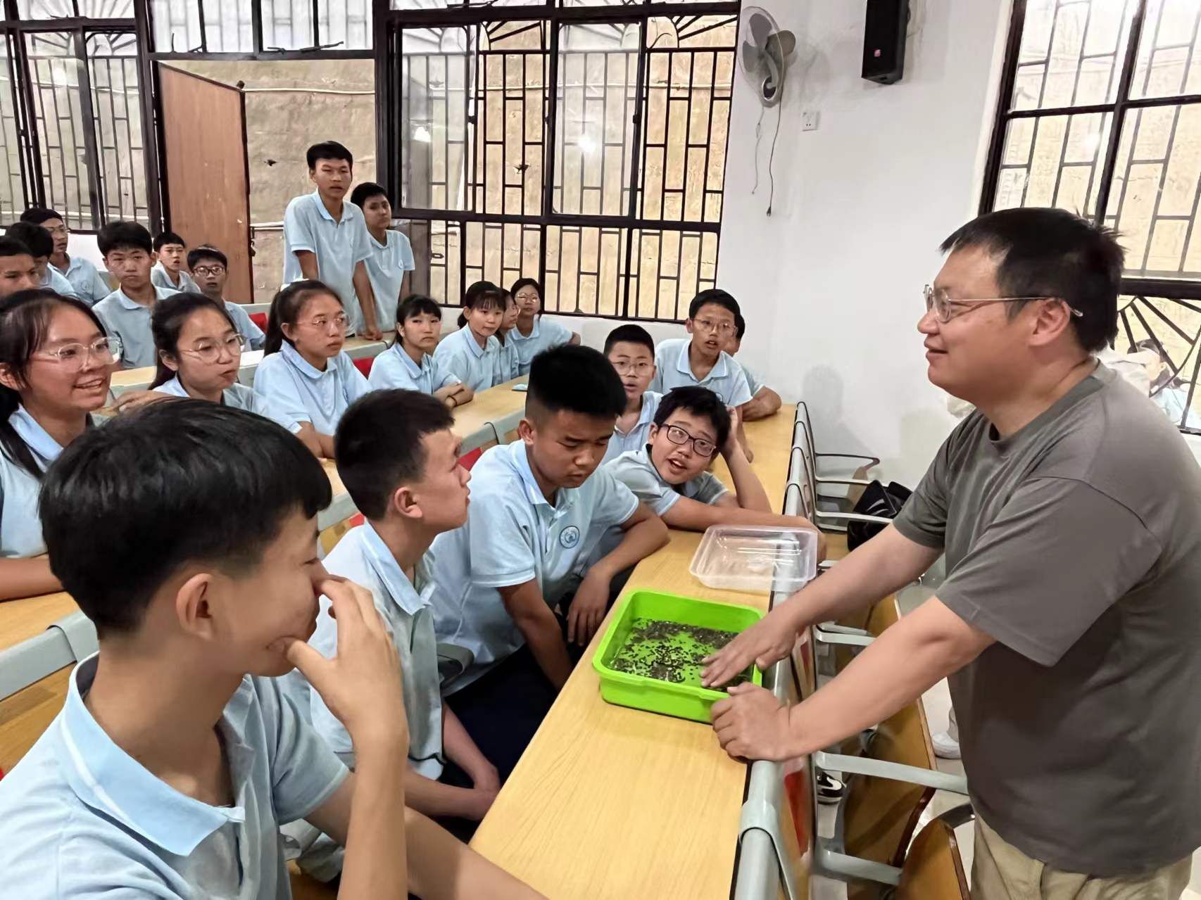 园林园艺学院组织师生到弥勒市第二中学,开远市第四中学开展"县中帮扶