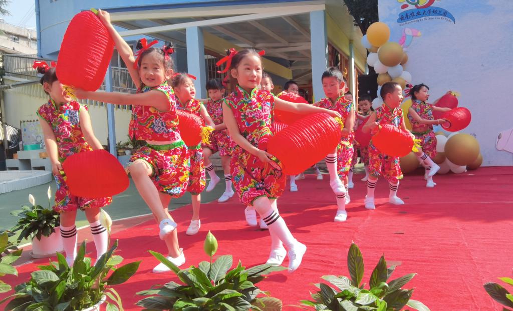 学校幼儿园举行大班毕业典礼暨庆六一联欢活动