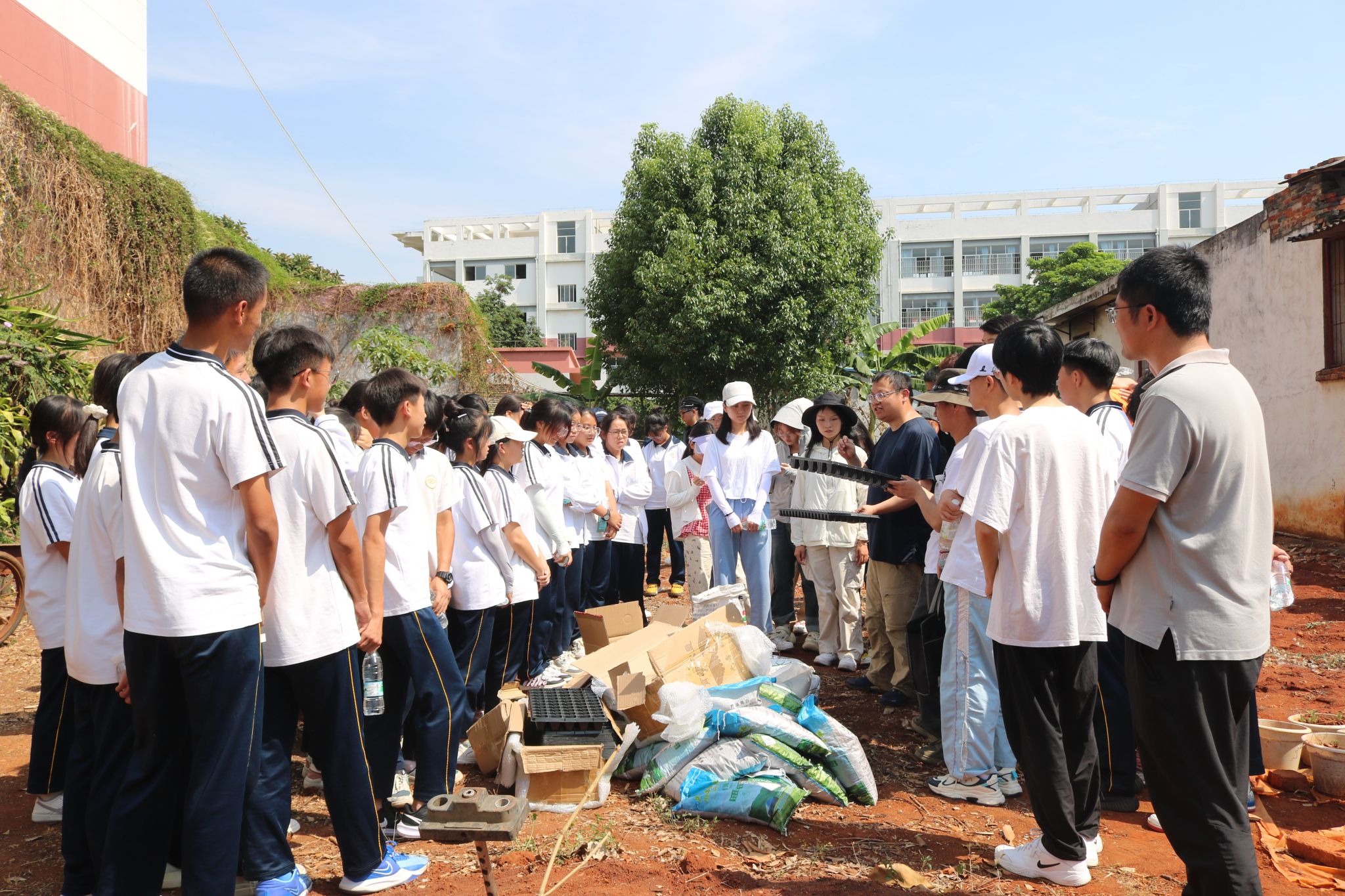 园林园艺学院组织师生到弥勒市第二中学,开远市第四中学开展"县中帮扶